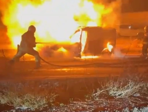 Diyarbakır’da hafif ticari araç alev topuna döndü
