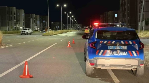 Diyarbakır&rsquo;da halk otob&uuml;s&uuml; ile otomobil &ccedil;arpıştı: 2 &ouml;l&uuml;, 5 yaralı
