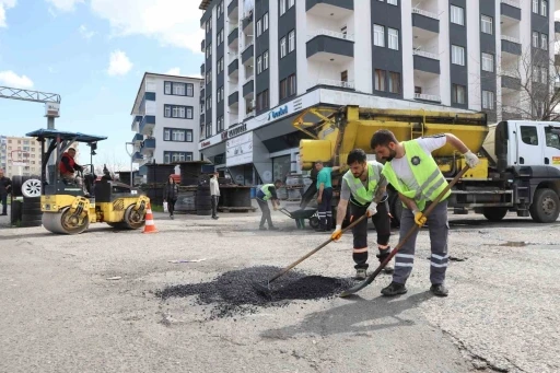 Diyarbakır&rsquo;da hasarlı yollarda asfalt seferberliği
