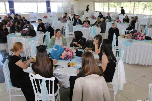 Diyarbakır’da hayırseverler destek çıktıkları öğrencilerle bir araya geldi
