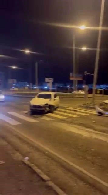 Diyarbakır&rsquo;da iki ara&ccedil; &ccedil;arpıştı: 2 yaralı
