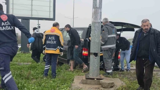 Diyarbakır&rsquo;da iki ara&ccedil; &ccedil;arpıştı: 4 yaralı
