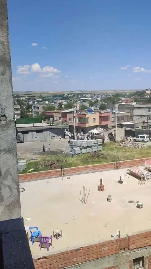 Diyarbakır&rsquo;da iki grup arasında silahlı kavga: 4 yaralı
