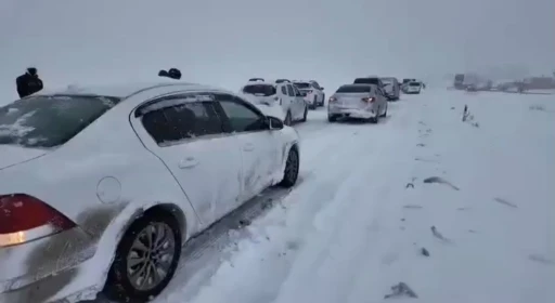 Diyarbakır&rsquo;da iki g&uuml;nd&uuml;r devam eden kar trafiği fel&ccedil; etti
