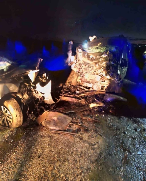 Diyarbakır&rsquo;da iki otomobil &ccedil;arpıştı: 3 &ouml;l&uuml;, 3 yaralı
