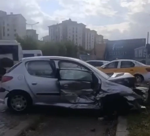Diyarbakır&rsquo;da iki otomobil &ccedil;arpıştı: 3 yaralı
