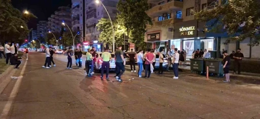 Diyarbakır&rsquo;da iki otomobil &ccedil;arpıştı: 5 yaralı
