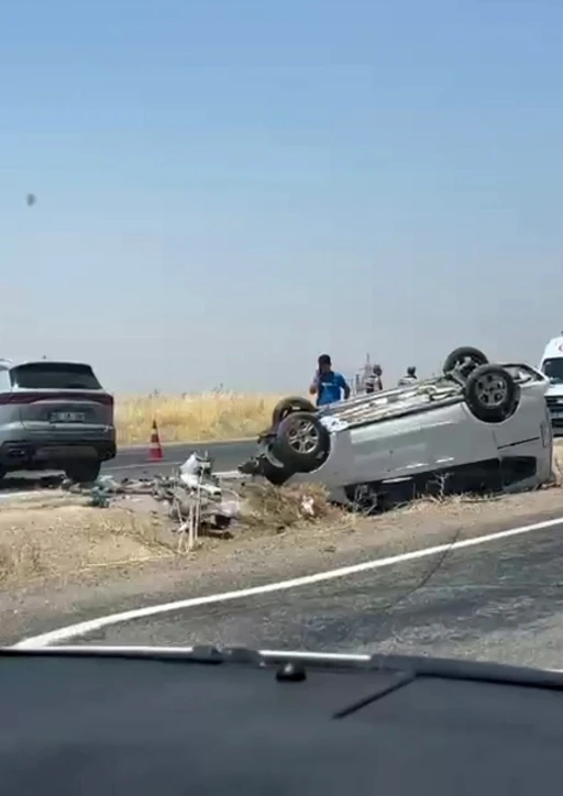 Diyarbakır&rsquo;da iki otomobil &ccedil;arpıştı: 9 yaralı
