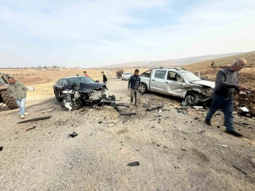 Diyarbakır’da iki otomobil kafa kafaya çarpıştı: 2 yaralı
