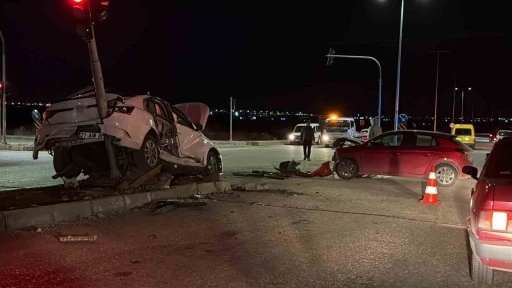 Diyarbakır&rsquo;da iki otomobil kafa kafaya &ccedil;arpıştı: 3 yaralı
