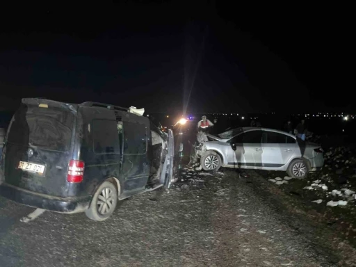 Diyarbakır&rsquo;da iki otomobilin &ccedil;arpıştığı kazada &ouml;l&uuml; sayısı 5&rsquo;e y&uuml;kseldi
