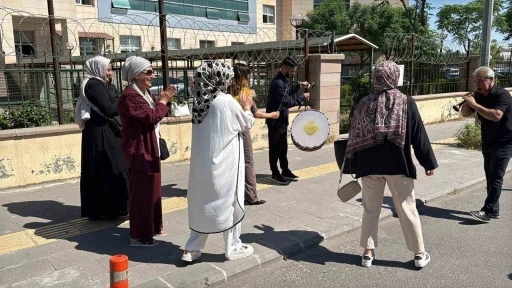 Diyarbakır&rsquo;da ilgin&ccedil; boşanma: Kadının halay &ccedil;ekmesine erkek bağlama &ccedil;alarak cevap verdi
