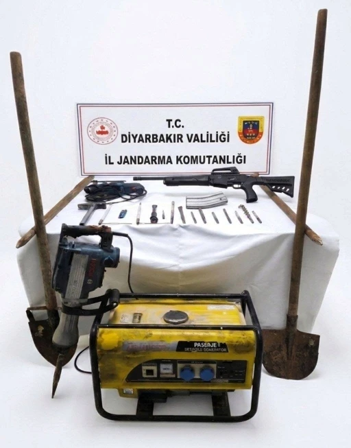 Diyarbakır&rsquo;da ka&ccedil;ak kazı yapan 5 kişi su&ccedil;&uuml;st&uuml; yakalandı
