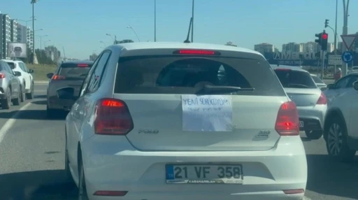 Diyarbakır&rsquo;da kadın s&uuml;r&uuml;c&uuml; &rsquo;yeni s&uuml;r&uuml;c&uuml;y&uuml;m, sabır imandandır&rsquo; yazısıyla trafiğe &ccedil;ıktı
