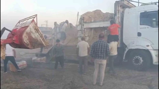 Diyarbakır’da kamyondaki saman balyaları yandı
