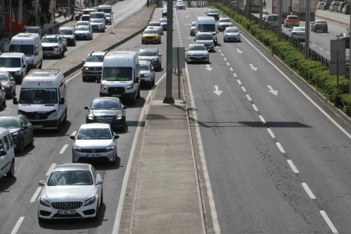 Diyarbakır’da kapısı açık otomobille tehlikeli nakliye
