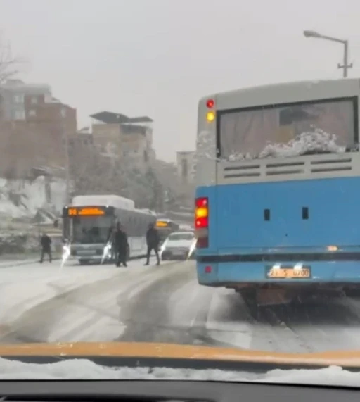Diyarbakır&rsquo;da kar bastırdı, şehir i&ccedil;i halk otob&uuml;sleri yollarda kaldı
