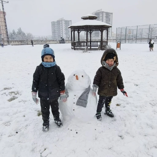 Diyarbakır&rsquo;da kar sevinci: &Ccedil;ocuklar sokaklara koştu
