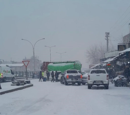 Diyarbakır&rsquo;da kar yağışı nedeniyle 5 ara&ccedil; bir birine girdi
