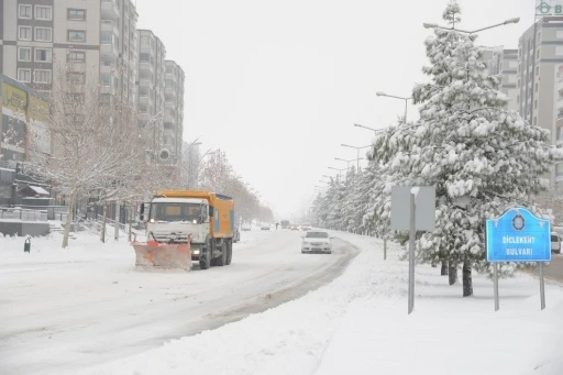 Diyarbakır&rsquo;da kar yağışına karşı kesintisiz m&uuml;cadele
