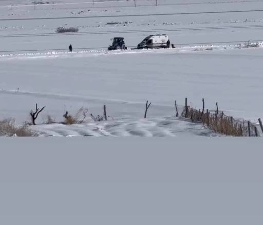 Diyarbakır&rsquo;da kara saplanan ambulans, k&ouml;yl&uuml;ler tarafından &ccedil;ıkartıldı
