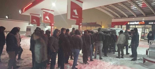 Diyarbakır&rsquo;da karda mahsur kalanlara sıcak &ccedil;orba desteği
