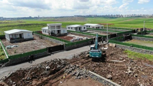 Diyarbakır&rsquo;da kaymakamlık ka&ccedil;ak yapıları tek tek yıktı
