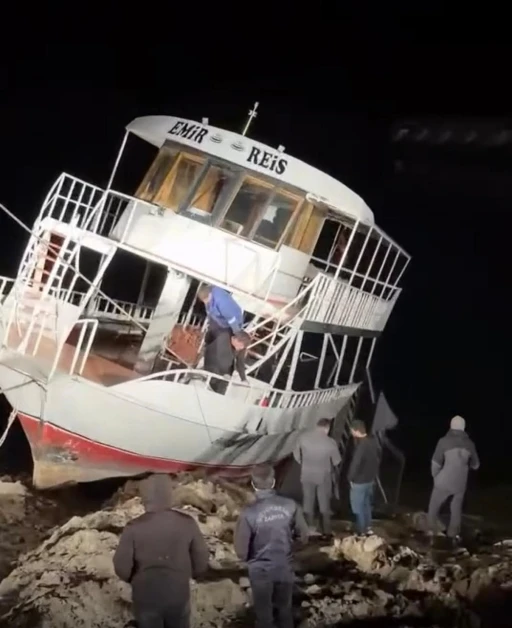 Diyarbakır&rsquo;da kısmen batan tekne halat yardımıyla kurtarıldı
