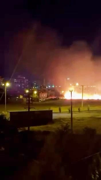 Diyarbakır&rsquo;da korkutan yangın: Alevler evlere sı&ccedil;ramadan s&ouml;nd&uuml;r&uuml;ld&uuml;
