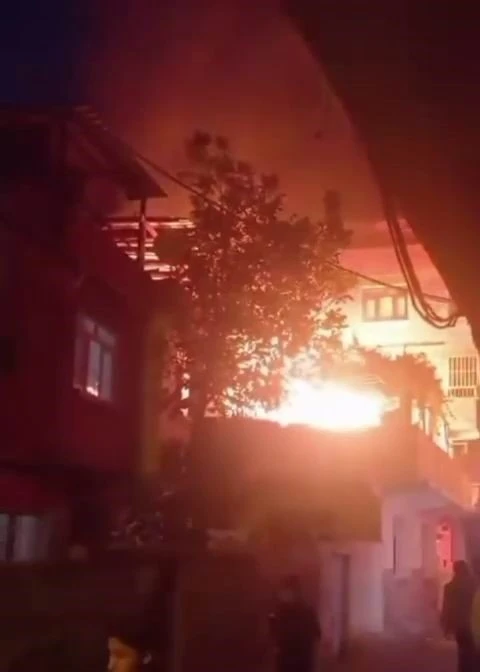 Diyarbakır’da korkutan yangın: Alevler metrelerce yükseldi
