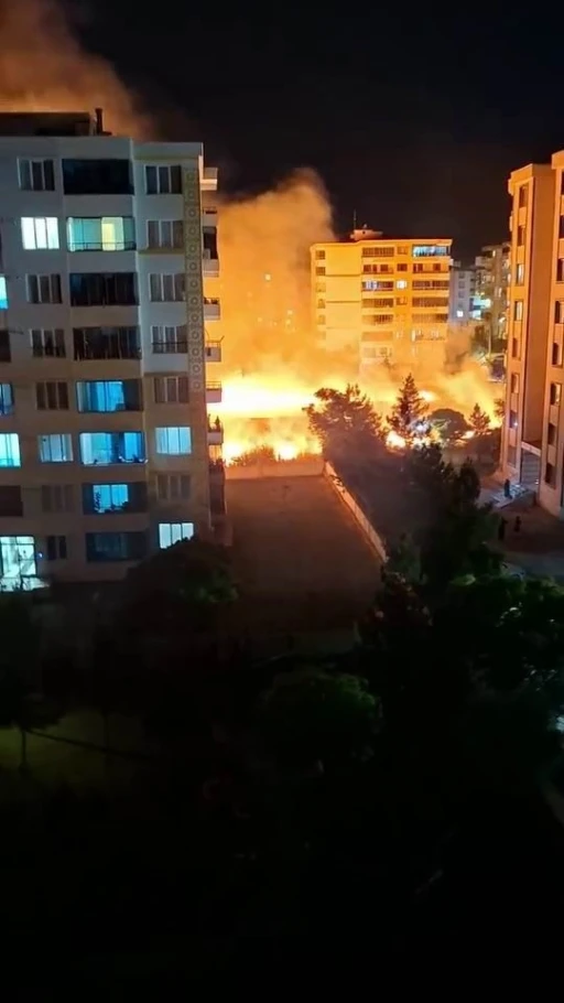 Diyarbakır&rsquo;da korkutan yangın: Geceyi g&uuml;nd&uuml;ze &ccedil;eviren alevler apartmanlara sı&ccedil;ramadan s&ouml;nd&uuml;r&uuml;ld&uuml;
