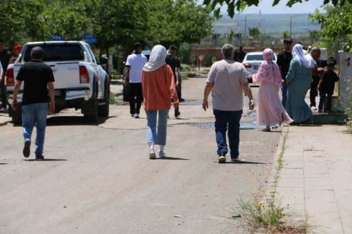 Diyarbakır&rsquo;da Kurban Bayramı&rsquo;nın ilk g&uuml;n&uuml;nde mezarlıklar doldu taştı
