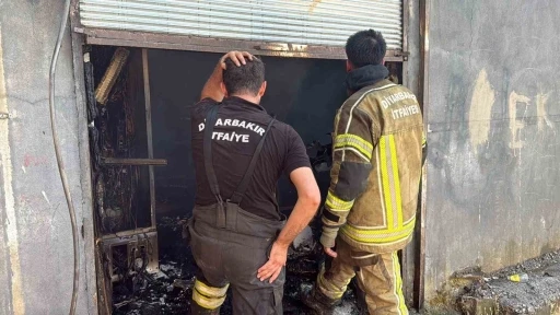 Diyarbakır&rsquo;da marangoz at&ouml;lyesinde yangın: 2 yaralı
