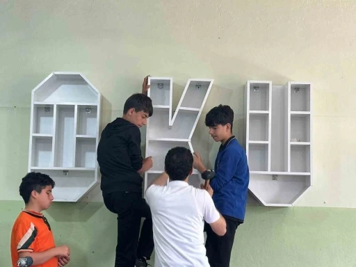 Diyarbakır&rsquo;da meslek lisesi &ouml;ğrencileri kardeş okullara kitaplıklar tasarladı
