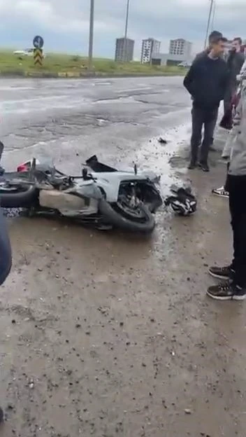 Diyarbakır&rsquo;da motosiklet ile hafif ticari ara&ccedil; &ccedil;arpıştı: 1 yaralı
