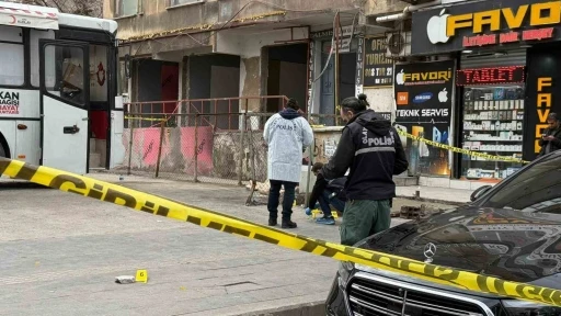 Diyarbakır&rsquo;da m&uuml;teahhit ile emlak&ccedil;ı arasında &rsquo;tadilat&rsquo; kavgası: 4 yaralı

