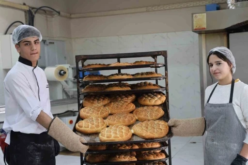 Diyarbakır&rsquo;da &ouml;ğrenci ve &ouml;ğretmenlerin &ccedil;ıkardığı pideler ihtiya&ccedil; sahiplerine ulaştırılıyor
