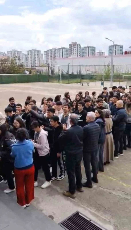 Diyarbakır&rsquo;da &ouml;ğrenciler, &ouml;ğretmenlerini &ccedil;i&ccedil;eklerle karşılayıp sarıldı
