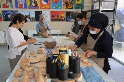 Diyarbakır’da öğrencilerden ev hanımlarına 300 kursiyer, kendi işini kuracak düzeyde eğitim alıyor
