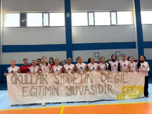 Diyarbakır&rsquo;da &ouml;ğrencilerin a&ccedil;tığı pankart duygulandırdı
