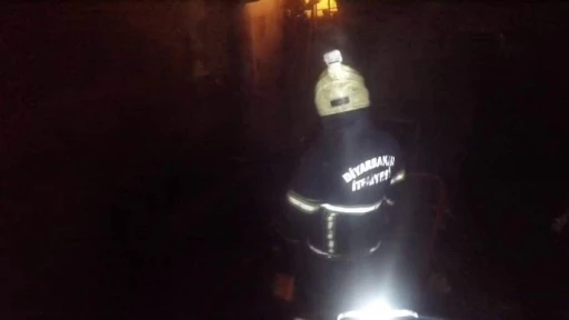 Diyarbakır&rsquo;da oto tamircideki yangın kask kamerasına yansıdı
