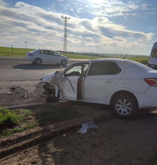 Diyarbakır&rsquo;da otomobil ile minib&uuml;s &ccedil;arpıştı: 7 yaralı
