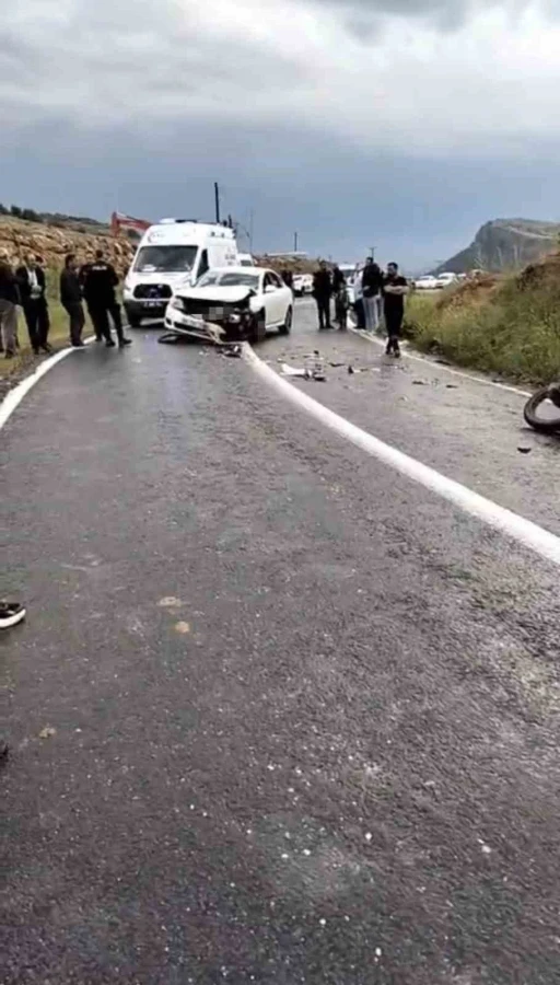 Diyarbakır&rsquo;da otomobil ile motosiklet kafa kafaya &ccedil;arpıştı: 1 yaralı
