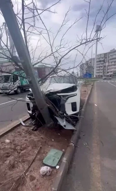 Diyarbakır&rsquo;da otomobil ref&uuml;je &ccedil;ıkıp direğe &ccedil;arptı: 1 yaralı
