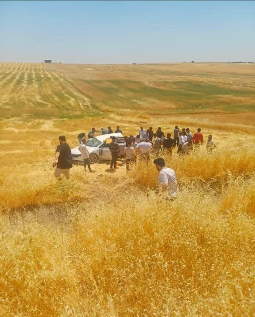 Diyarbakır&rsquo;da otomobil tarlaya yuvarlandı: 5 yaralı
