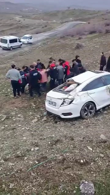Diyarbakır&rsquo;da otomobil yoldan &ccedil;ıktı: 1 yaralı
