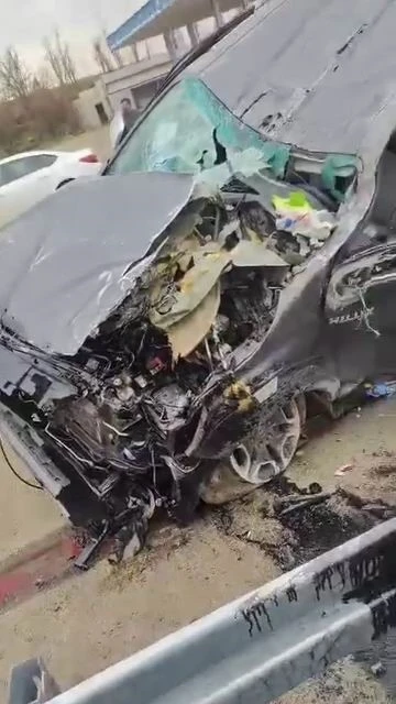 Diyarbakır&rsquo;da pikap bariyerlere ok gibi saplandı: 2 yaralı
