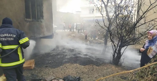 Diyarbakır’da plastik kasaların olduğu depoda yangın
