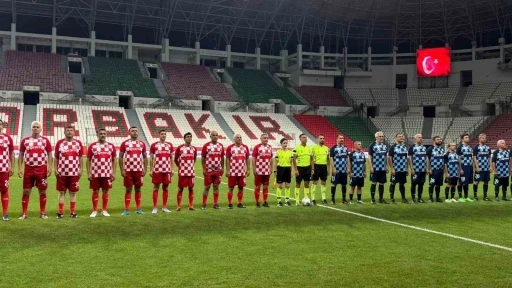 Diyarbakır’da &quot;Gösteri Maçı&quot;nda sahaya çıkan Bakan Bak’tan &quot;Terörsüz Türkiye&quot; vurgusu
