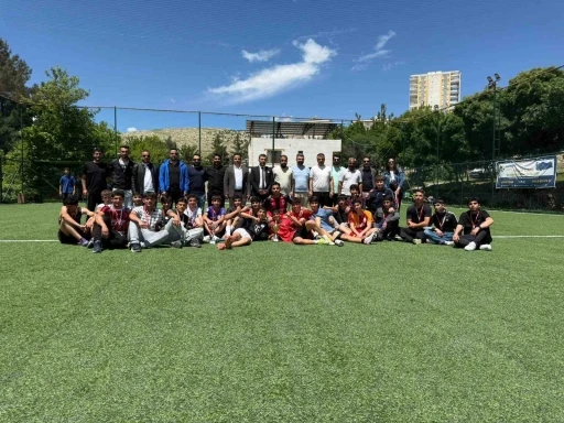 Diyarbakır&rsquo;da "Maarifin Kalbinde Marifetli Gen&ccedil;lik" temasıyla futbol turnuvası d&uuml;zenlendi
